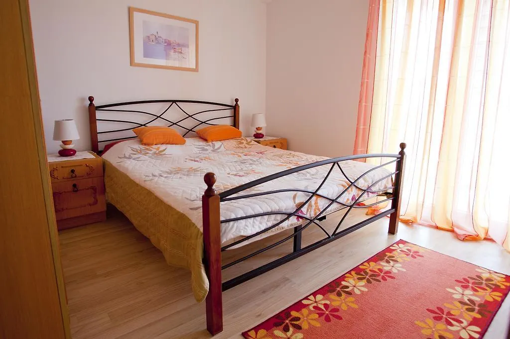 Apartments Marija Vrbnik  Vrbnik (Primorje-Gorski Kotar)